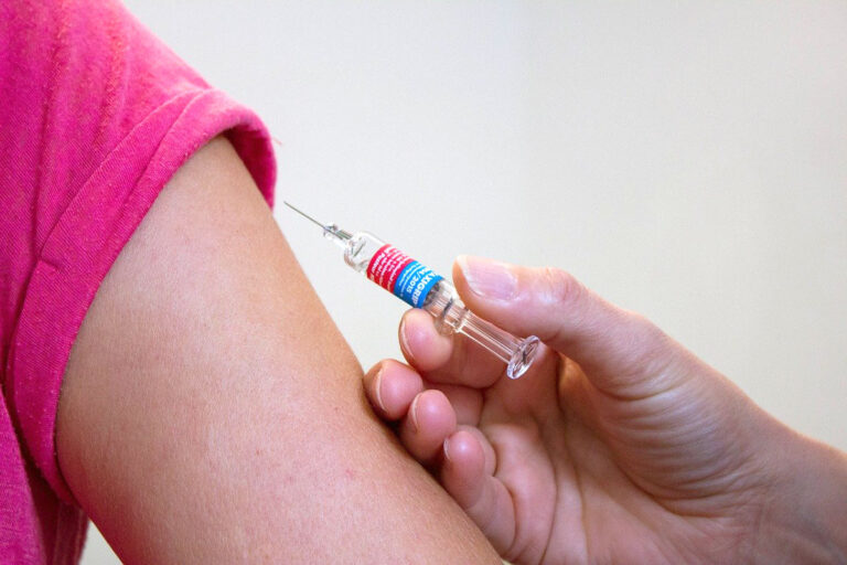 Read more about the article Seniors at Lower Risk of COVID-19 Vaccination Side Effects