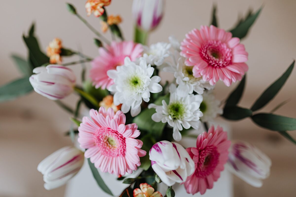 Read more about the article Spring Flowers Will Look Even More Stunning in These DIY Vases
